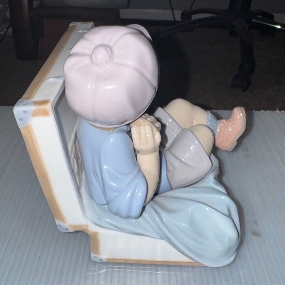 Lladro Figurine My Favorite Place #6795 Boy W/ Teddy Bear in Toy Chest - Picture 6 of 16